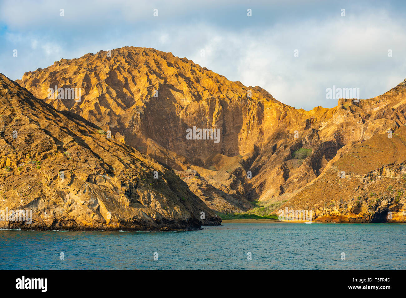 La spiaggia di Punta Pitt a sunrise fatti di roccia vulcanica, San Cristobal Island, Galapagos national park, Ecuador. Ottimo posto per il bird-watching. Foto Stock