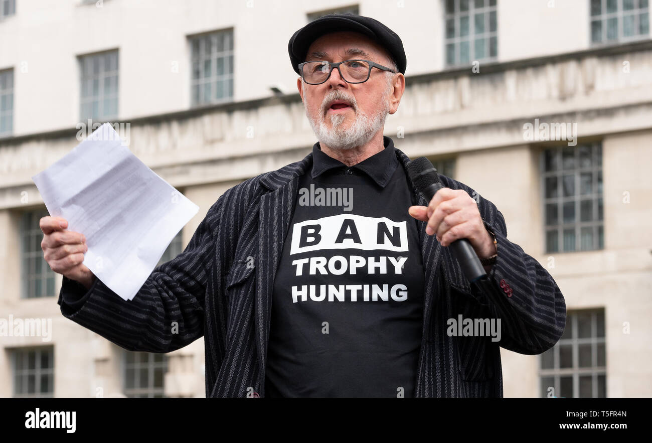 Peter Egan parlando al London marzo contro il trofeo di caccia e di estinzione al rally di Richmond Terrace, di fronte a Downing Street, Londra, Regno Unito. Foto Stock