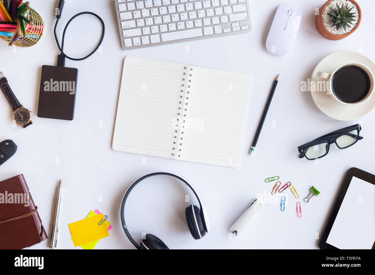 White desk office con laptop, smartphone e altre forniture di lavoro con tazza di caffè. Vista da sopra con copia spazio per immettere il testo. Area di lavoro di designer Foto Stock