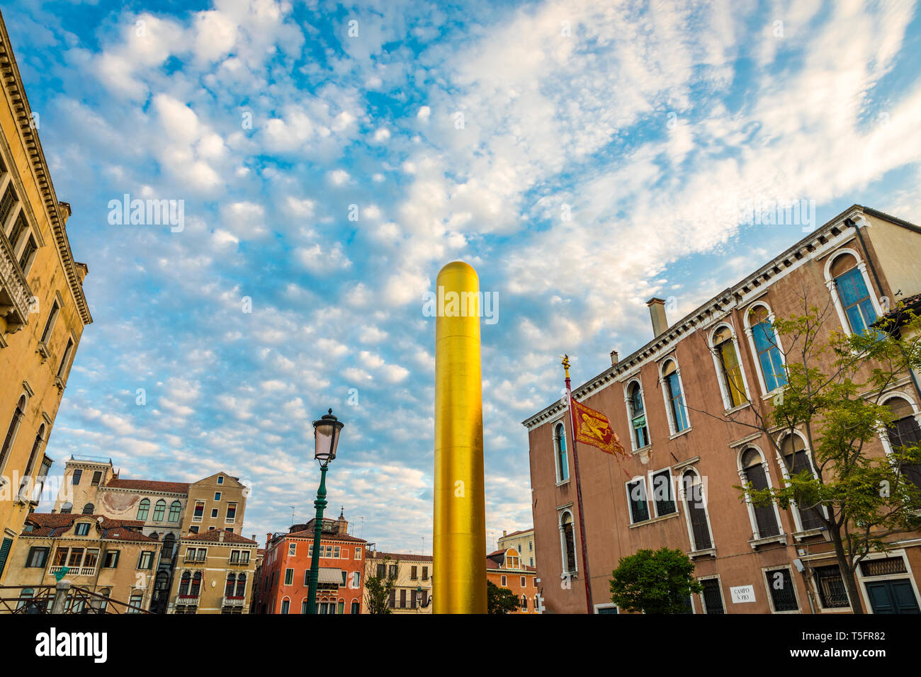 Il Torre Dorata per artista James Lee Byars erette lungo il canal grande per il 2017 Venezia Biennale di arte, Venezia Italia. Foto Stock