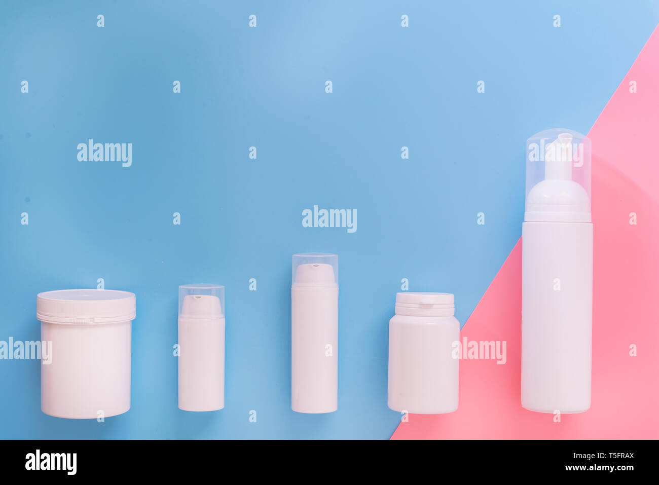 Fila di contenitori per prodotti cosmetici Foto Stock