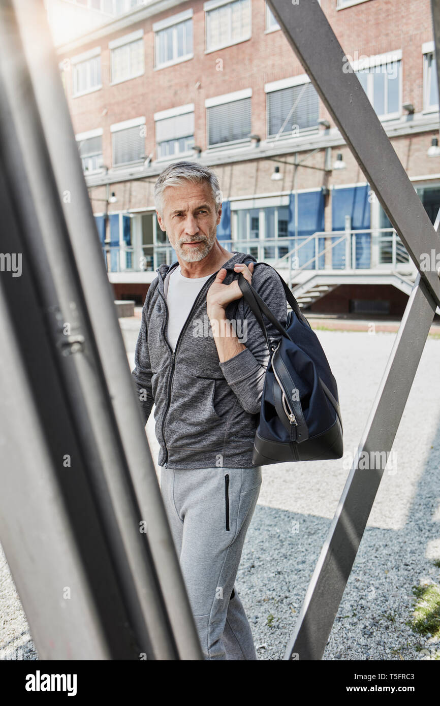 Ritratto di uomo maturo con borsa sportiva sulla strada per la palestra Foto Stock