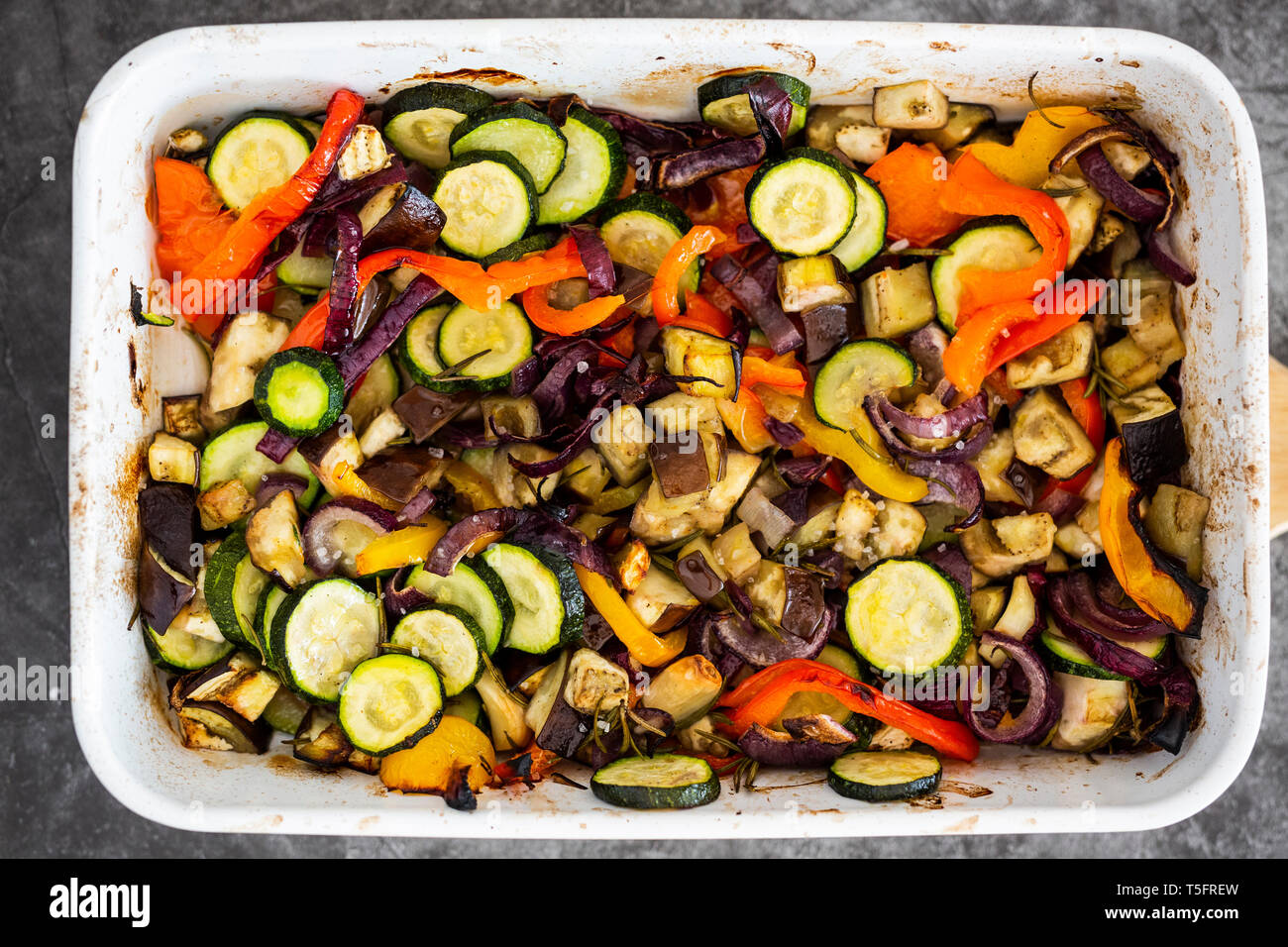 Mix di verdure cotte in casseruola, dal di sopra Foto Stock