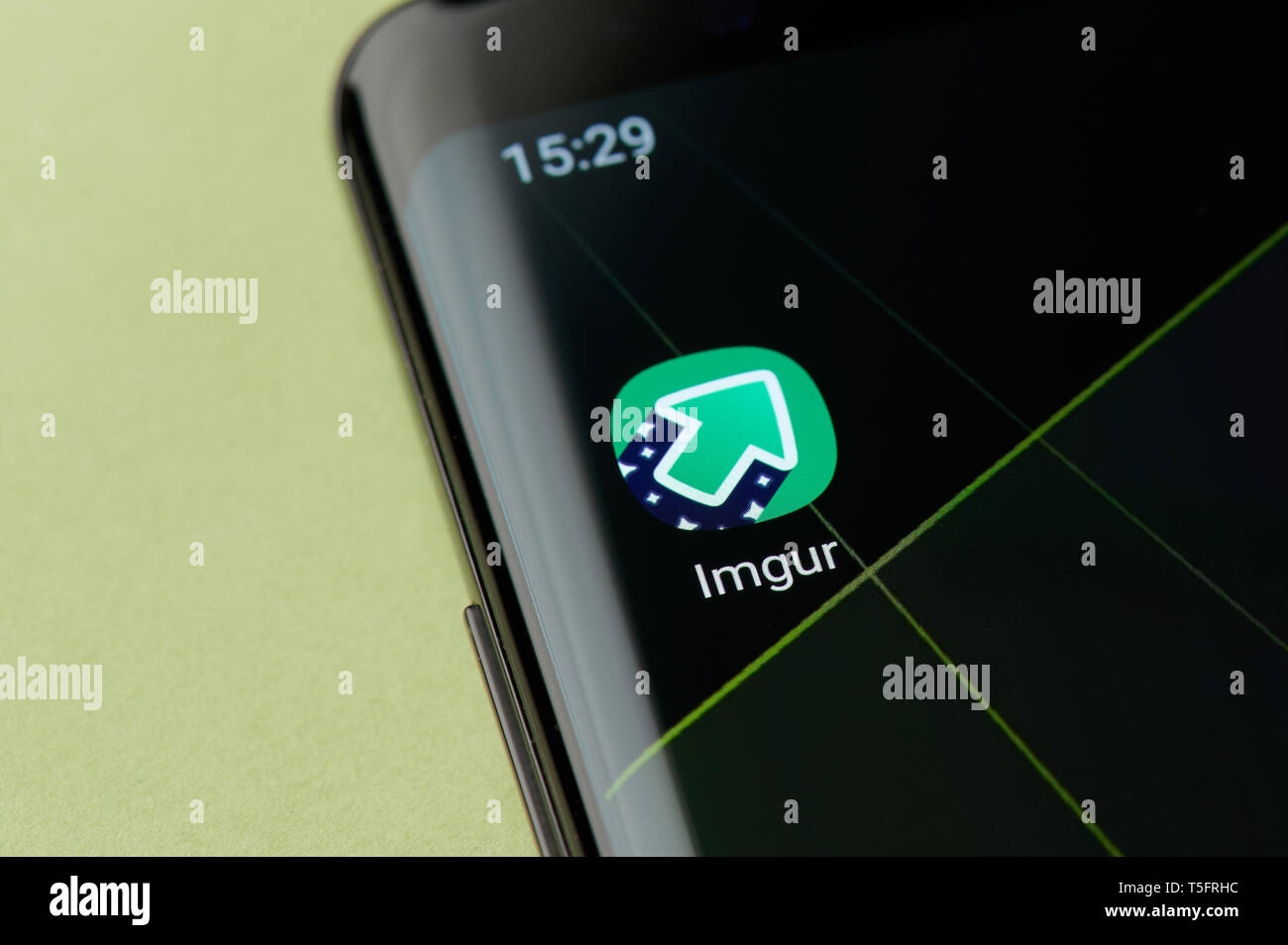 New york, Stati Uniti d'America - 22 Aprile 2019: Imgur app icona icona vista macro sulla schermata dello smartphone desktop Foto Stock