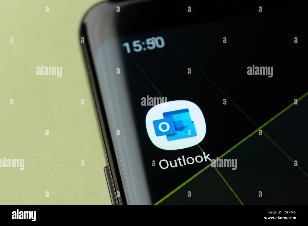 New york, Stati Uniti d'America - 22 Aprile 2019: la posta elettronica di Outlook icona vista macro sulla schermata dello smartphone desktop Foto Stock