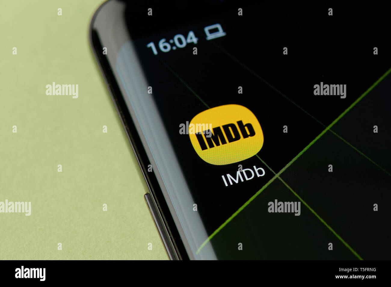 New york, Stati Uniti d'America - 22 Aprile 2019: IMDb film rating icona app vista macro sulla schermata dello smartphone desktop Foto Stock