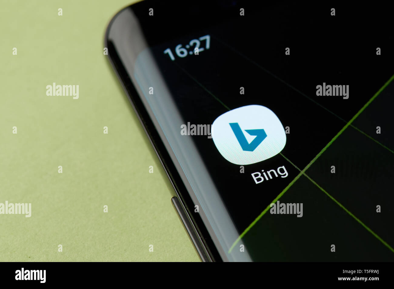 New york, Stati Uniti d'America - 22 Aprile 2019: Bing motore di ricerca icona vista macro sulla schermata dello smartphone desktop Foto Stock
