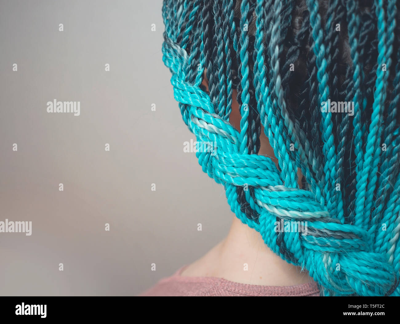 Trecce trecce senegalesi sono intrecciati per capelli della ragazza, blu trecce capelli in stile africano Foto Stock