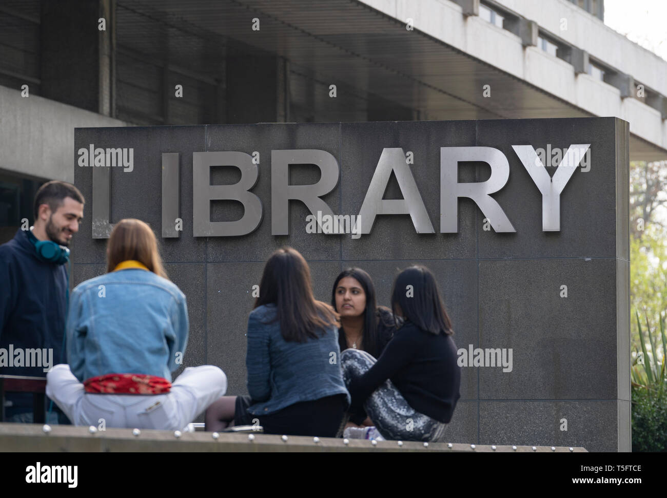 Gli studenti al di fuori di biblioteca presso Università di Edimburgo, Scozia, Regno Unito Foto Stock