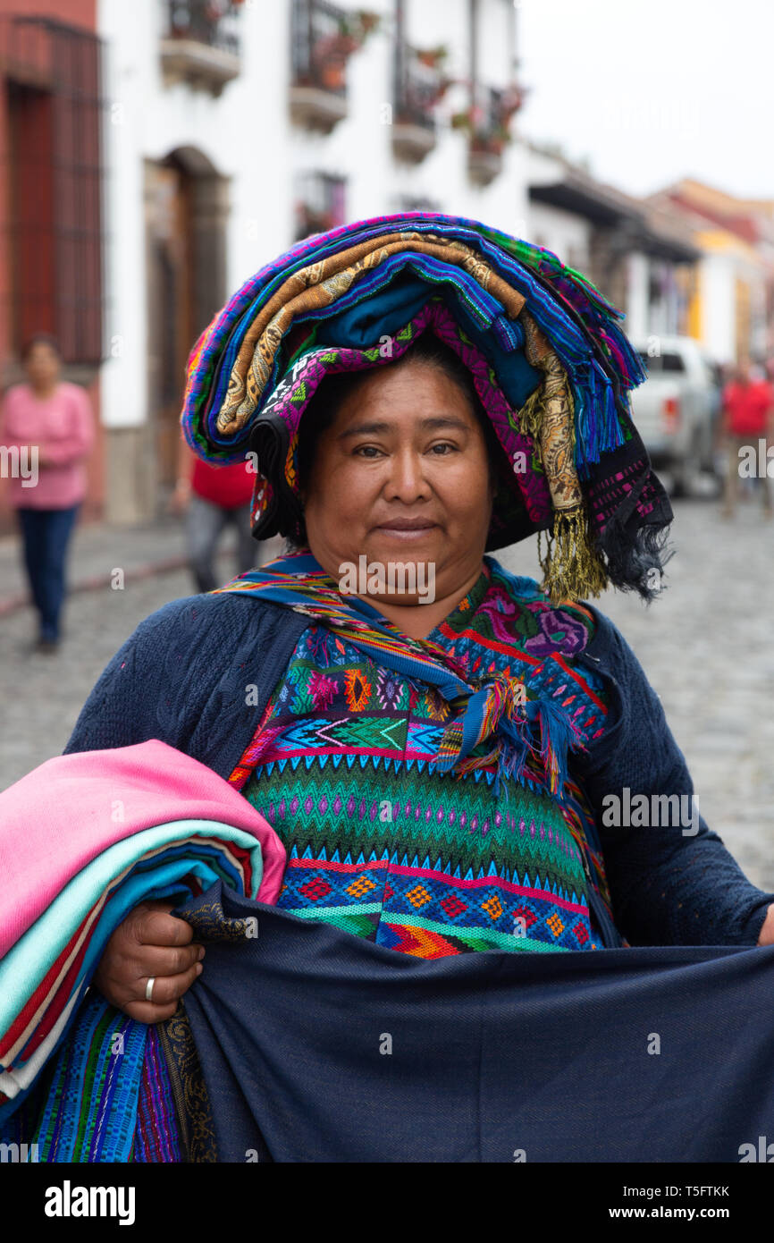 Antigua Guatemala - una mezza età donna guatemalteca vendendo sciarpe, Antigua, Guatemala America Latina Foto Stock