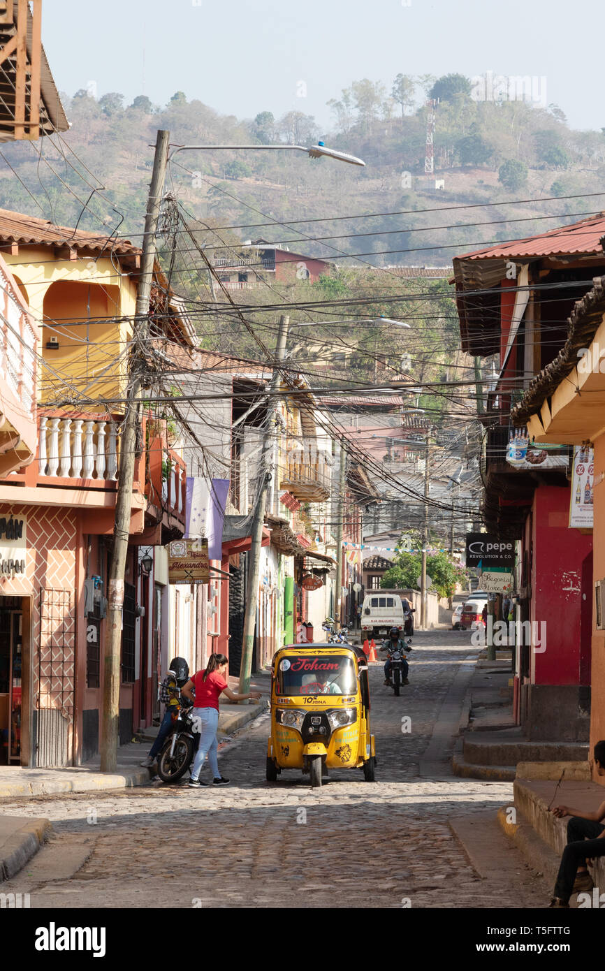 Scena di strada nella vivace città di Copan Ruinas, vicino il Copan sito archeologico, Honduras, America Centrale Foto Stock