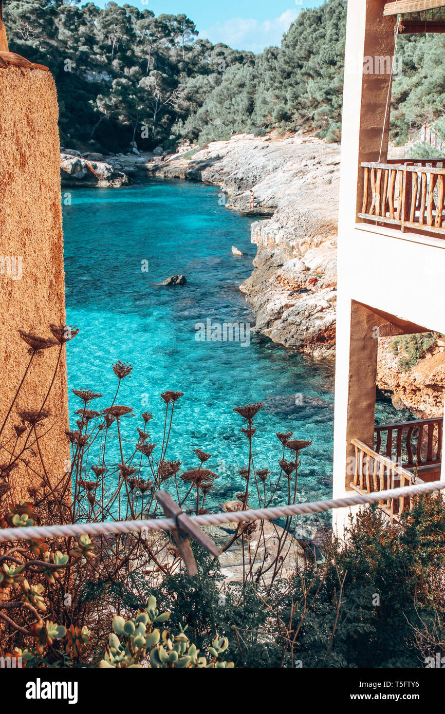 Vista sulla bella baia chiamata Cala s'Almunia sull isola delle Baleari Maiorca Foto Stock