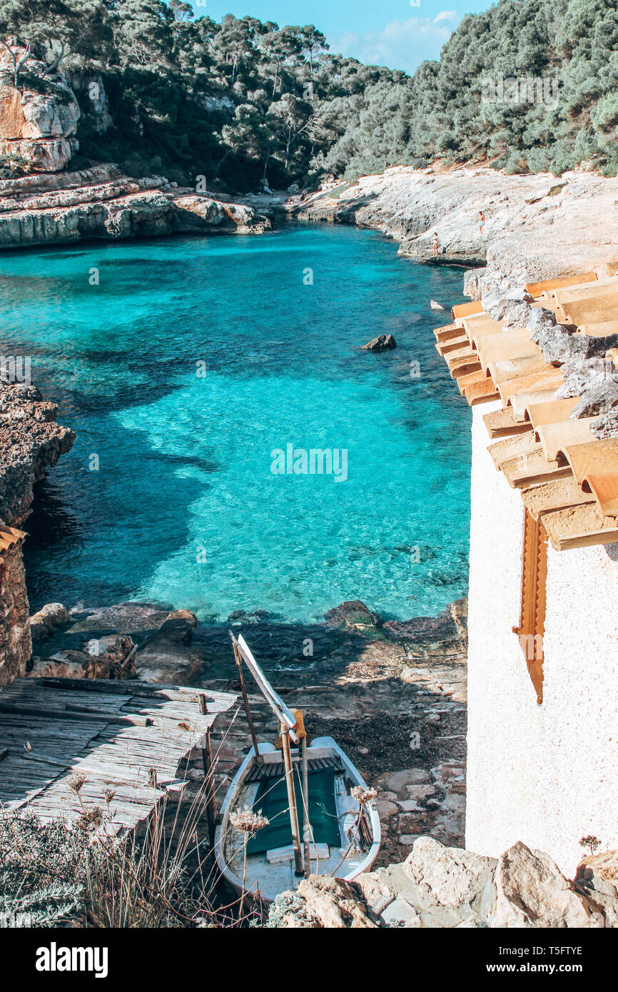 Vista sulla bella baia chiamata Cala s'Almunia sull isola delle Baleari Maiorca Foto Stock