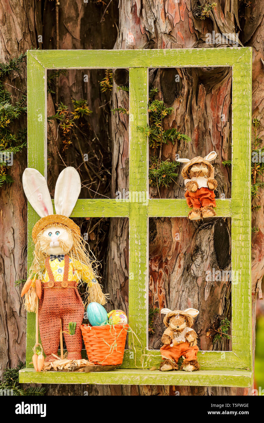 Conigli pasquali - puppet incontro di famiglia - telaio di finestra decorazione Foto Stock