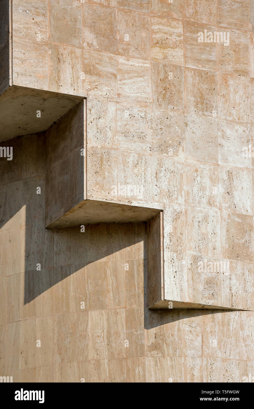 Volume di architettura gettando ombre su una facciata di pietra arenaria Foto Stock