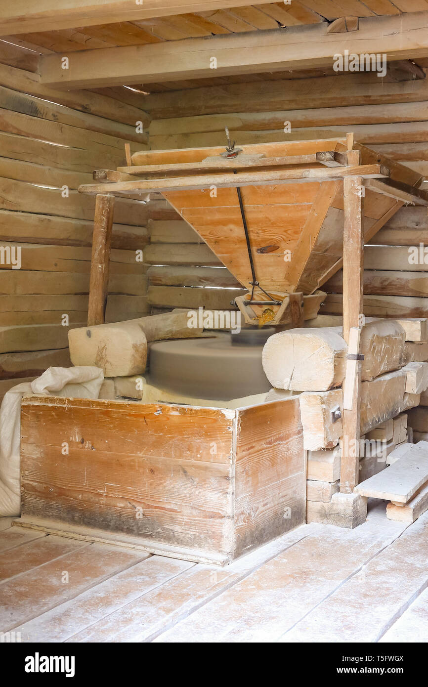 Lavorando rumeno tradizionale autentico mulino ad acqua interni - macinazione di grano per fare la farina Foto Stock