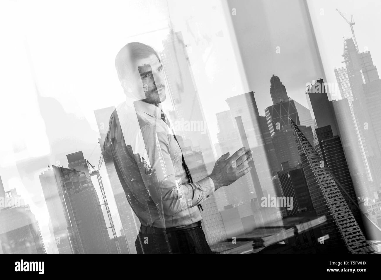 Presentazione aziendale sulla riunione aziendale contro new york city finestra riflessioni. Foto Stock