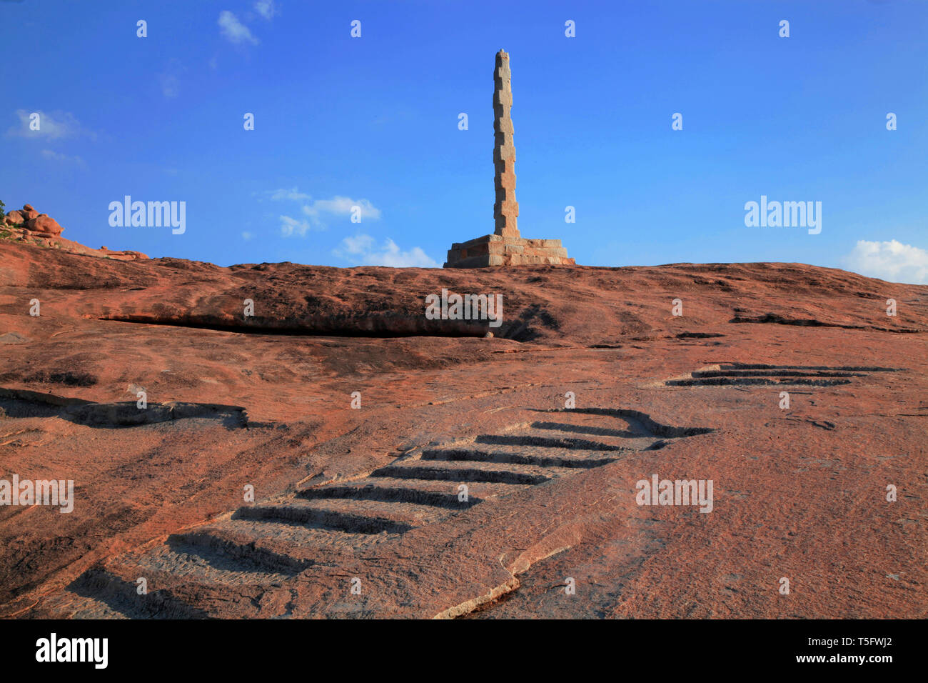 Singola colonna su roccia, hampi, vijayanagar, Karnataka, India, Asia Foto Stock