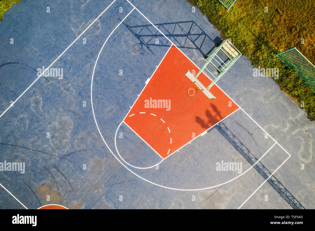 Vista aerea, vista dall'alto, una prospettiva aerea di scuola college con il basket. campo da basket in mattinata a destra. Foto Stock