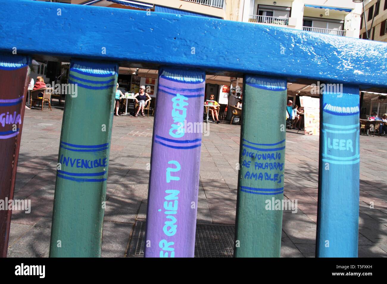 Spagna. 23 apr, 2019. Internacional libri giorno di Los Cristianos, Tenerife le banche del paese sono state dipinte da artisti. Credito: Mercedes Menendez/Pacific Press/Alamy Live News Foto Stock