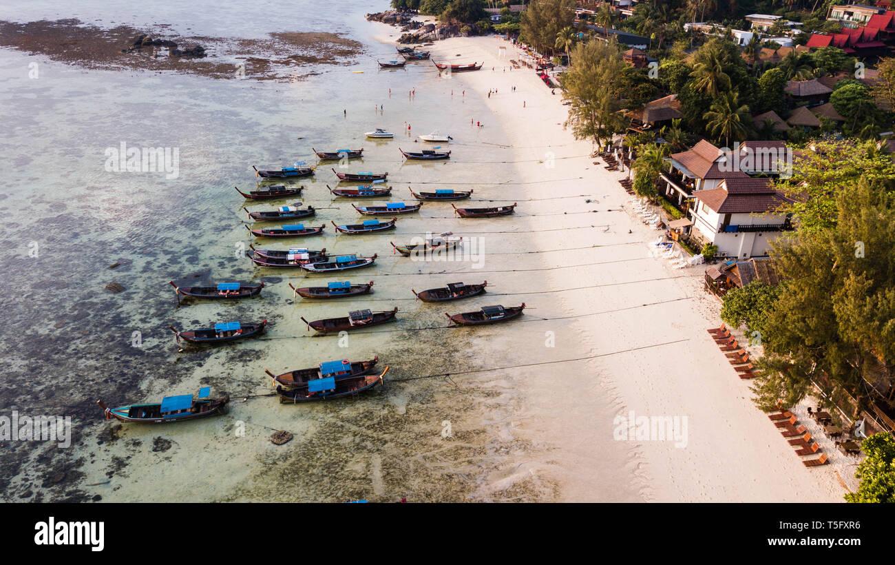 Vista aerea su gruppo di lunga coda di barche in sunrise beach. Koh Lipe island, Satun, Thailandia Foto Stock