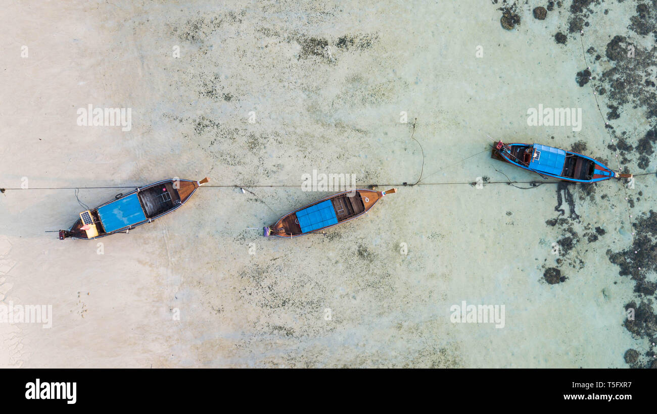 Vista aerea su gruppo di lunga coda di barche in Koh Lipe island, Satun, Thailandia Foto Stock