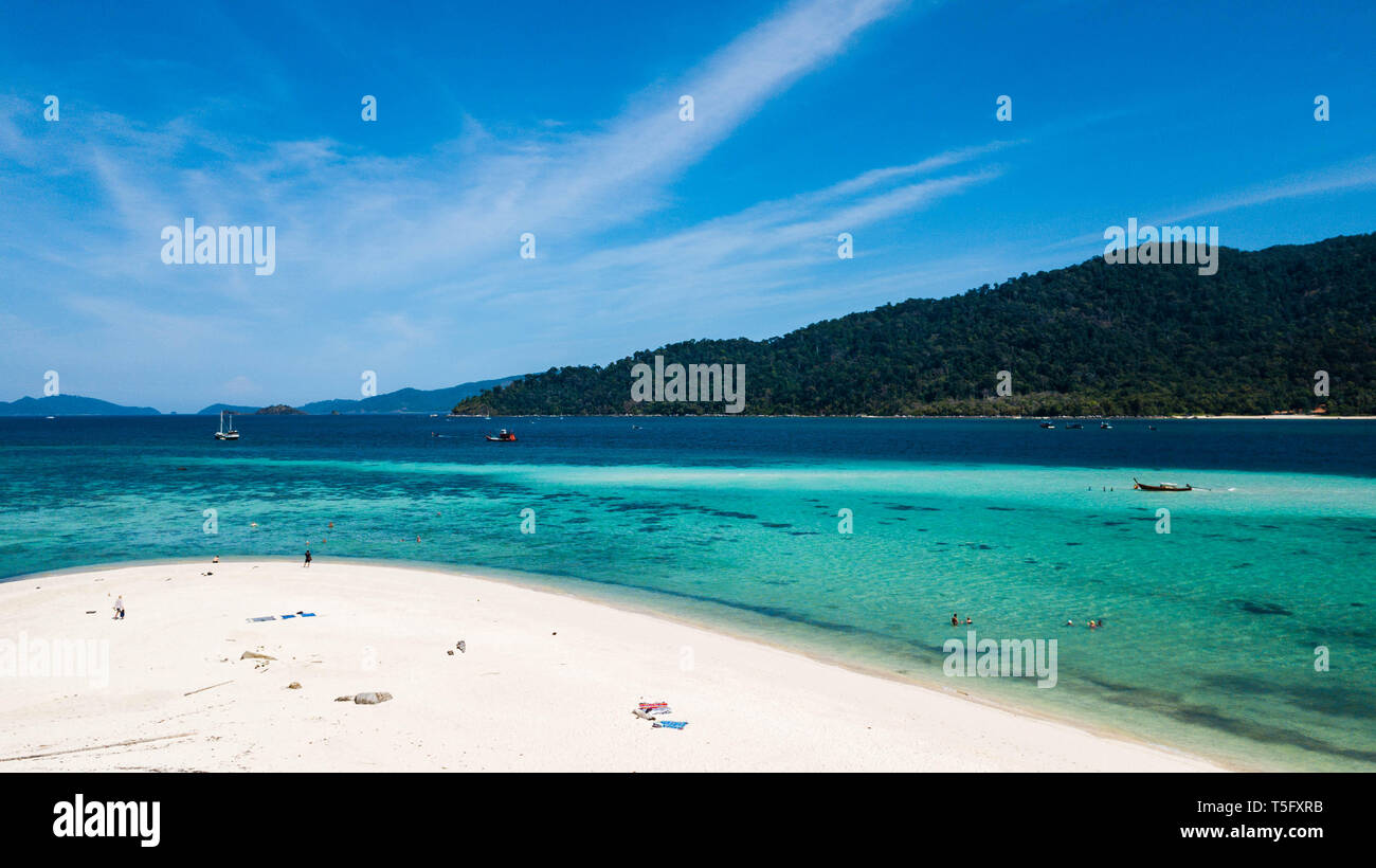 Acqua cristallina e spiaggia bianca in Koh Lipe in Satun, nel sud della Thailandia Foto Stock