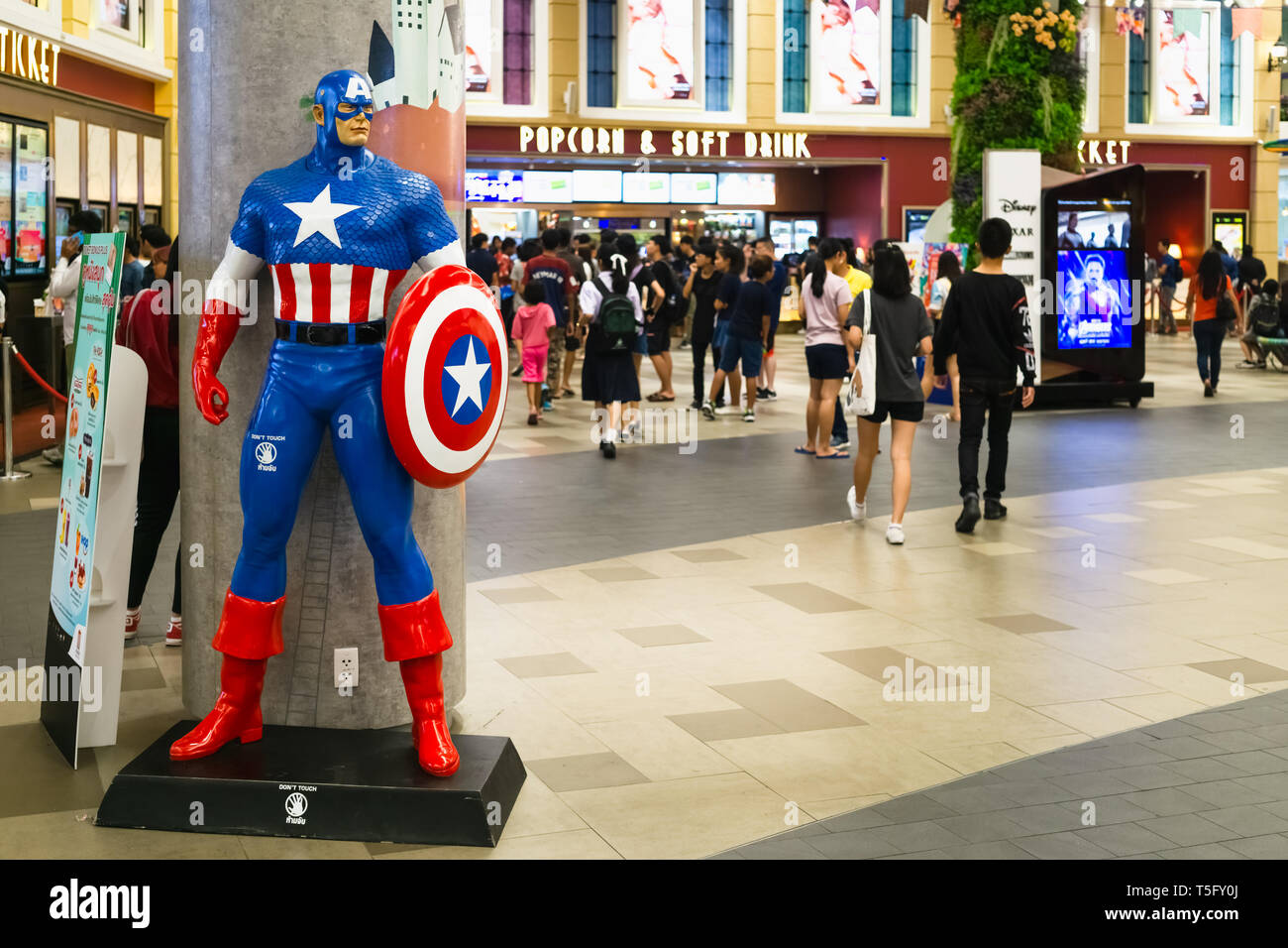 Bangkok, Thailandia - Apr 24, 2019: vendicatori 4 Endgame modello del personaggio del capitano America di fronte al teatro con persone queing fino ad acquistare i biglietti a c Foto Stock