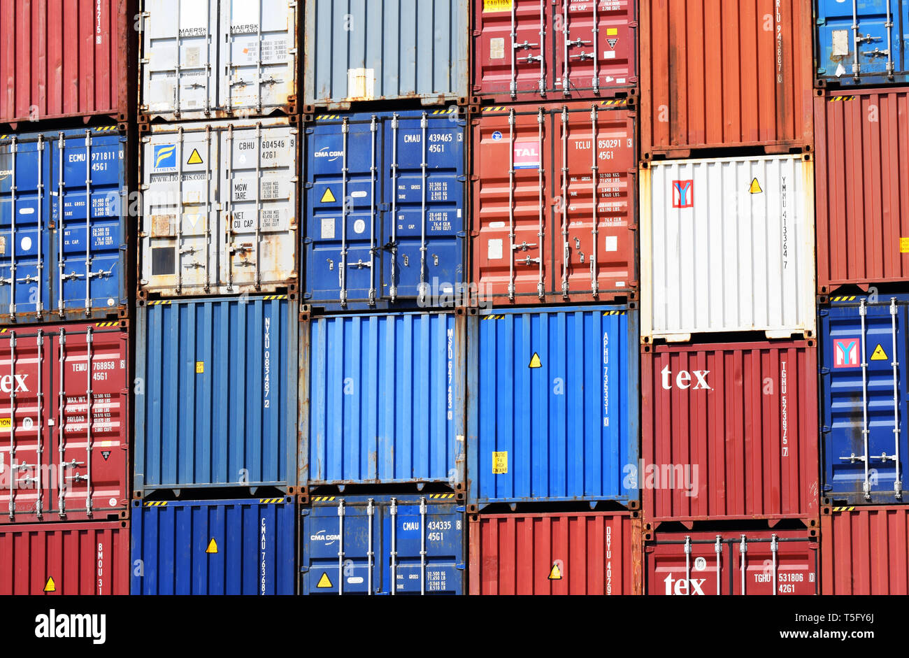 Trasporto contenitori di spedizione a Southampton Docks UK, Aprile 2019 Foto Stock