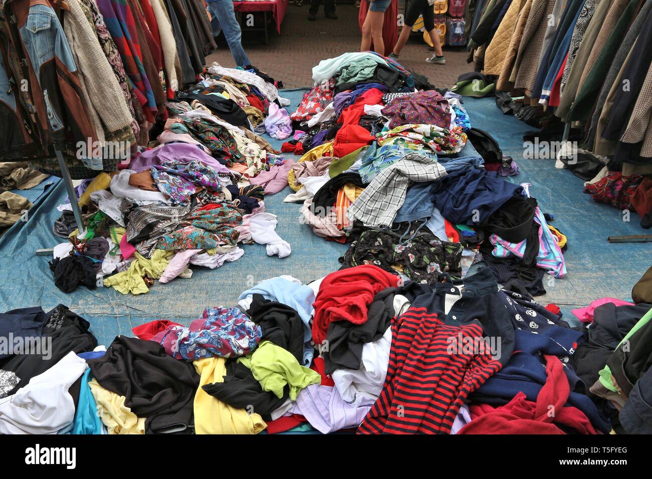Di seconda mano mercato vestiti in Amsterdam, Paesi Bassi. Mercato Waterlooplein Foto Stock