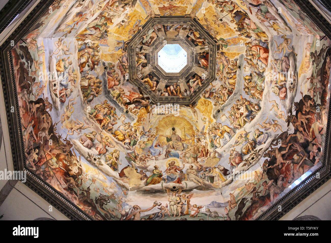 Firenze, Italia - 30 Aprile 2015: vista interna della cupola della cattedrale la pittura a Firenze, Italia. La cupola del Brunelleschi fu dipinta da Giorgio Vasari un Foto Stock