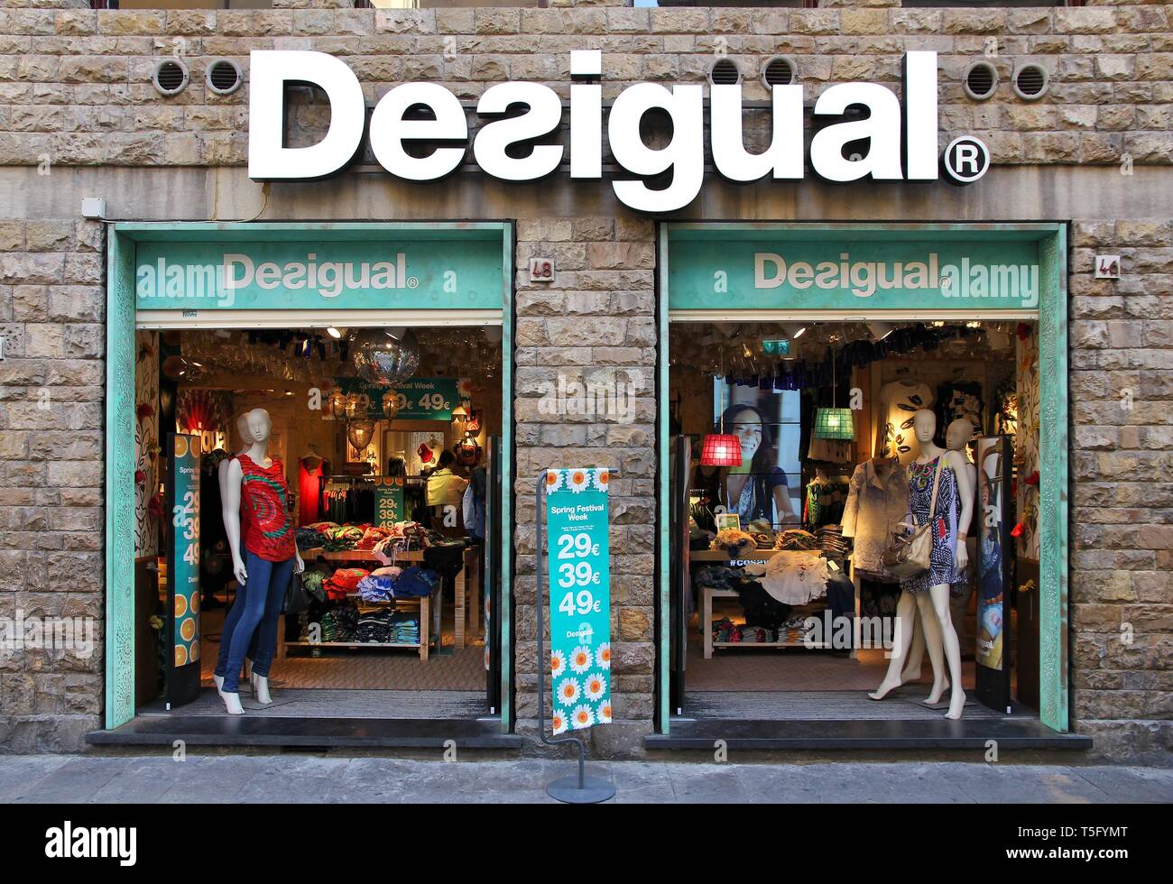 Firenze, Italia - 30 Aprile 2015: Desigual negozio di moda di Firenze. Ci sono 200 Desigual negozi di marca. Desigual vestiti sono disponibili in 72 countr Foto Stock