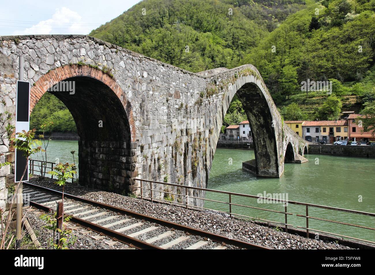 Ponte della Maddalena - importante ponte medievale in Italia. Parte della storica Via Francigena rotta commerciale in Toscana. Foto Stock