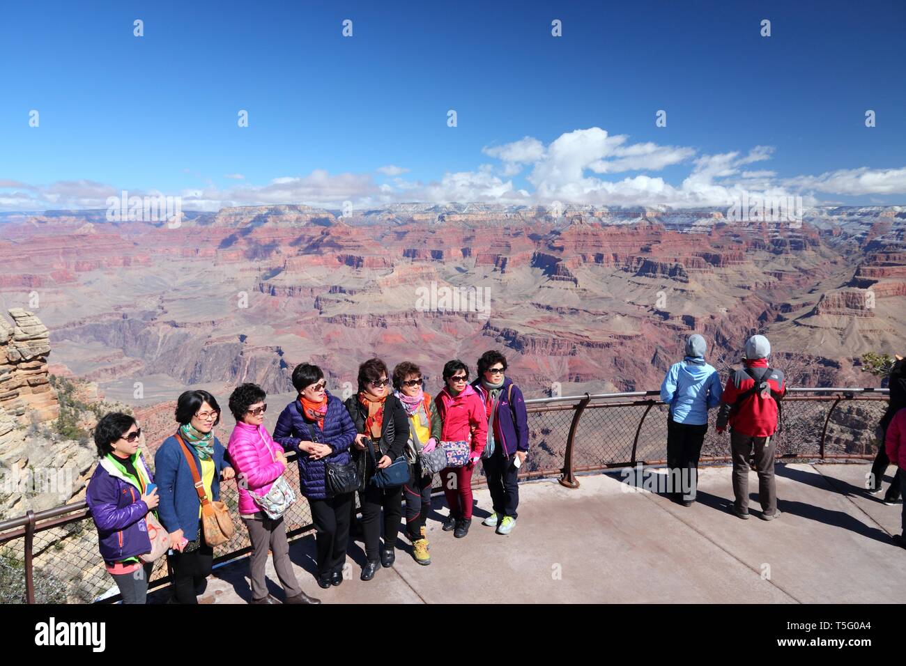 Il GRAND CANYON, STATI UNITI D'AMERICA - Aprile 3, 2014: la gente visita un punto di vista dal Parco Nazionale del Grand Canyon in Arizona. 4,56 milioni di turisti hanno visitato il Grand Canyon in 2013. Foto Stock