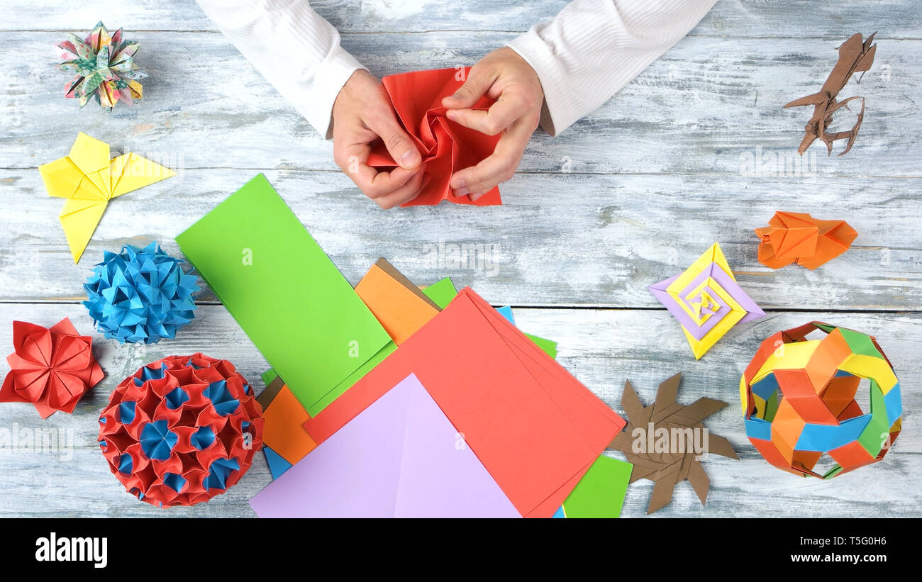 Progetti di origami sul bianco sullo sfondo di legno. Foto Stock