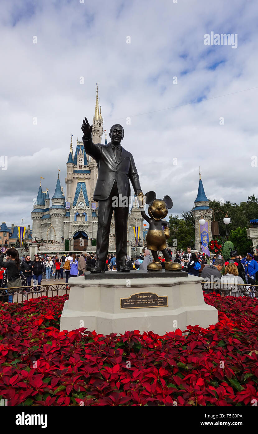 Orlando, FL/USA - 02/10/18: vista verticale di Walt Disney e Mickey Mouse Partner statua che si trova nella parte anteriore del castello Cinderellas a Disney World Magic unito Foto Stock