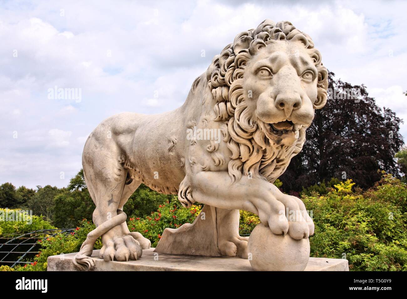 COMPIEGNE, Francia - 26 Luglio: Lion scultura in giardini di Chateau Compiegne sulla luglio 26, 2011 a Compiegne, Francia. La residenza reale è stato costruito per L Foto Stock