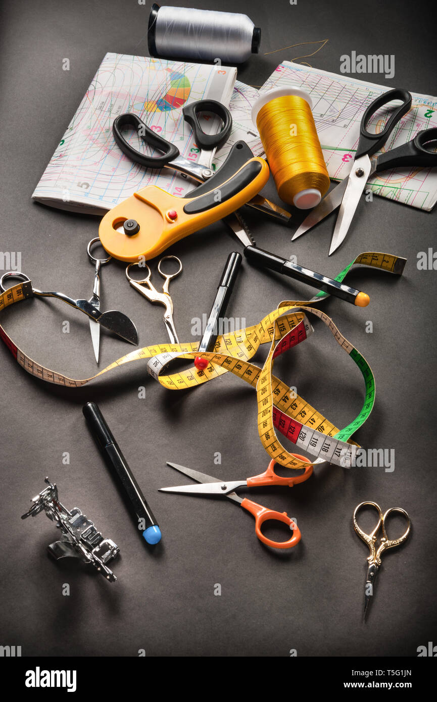 Strumenti per cucire Filato con forbici e nastro di misurazione sul buio Foto Stock