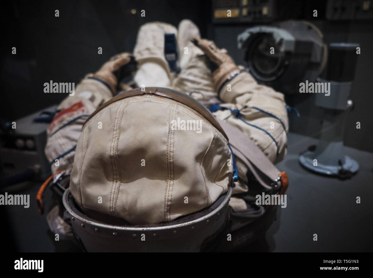 Cosmonauta o astronauta o spaceman tuta e casco a bordo della navicella spaziale reasy per lo sbarco o operazioni nello spazio Foto Stock