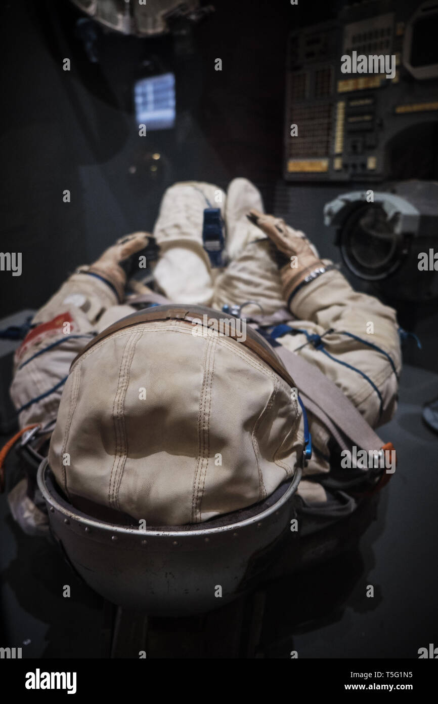 Cosmonauta o astronauta o spaceman tuta e casco a bordo della navicella spaziale reasy per lo sbarco o operazioni nello spazio Foto Stock