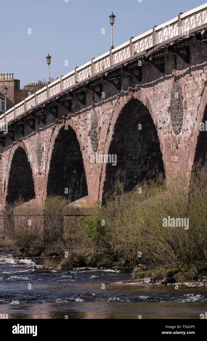 Viste di Perth come sole primaverile risveglia la natura in tutta la città della fiera. Foto Stock