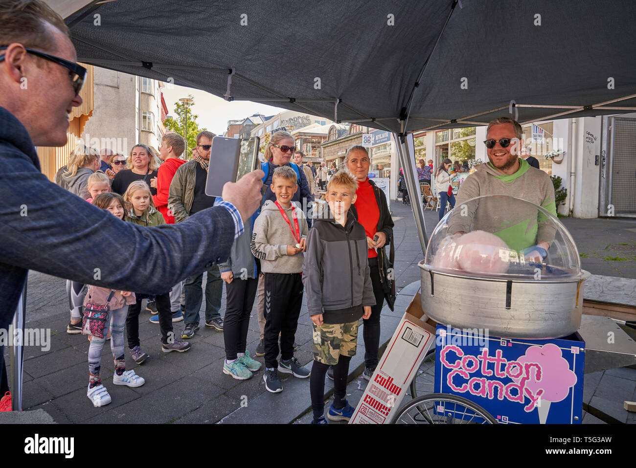 Il cotone Candy stand, giornata culturale, Summer Festival, Reykjavik, Islanda Foto Stock