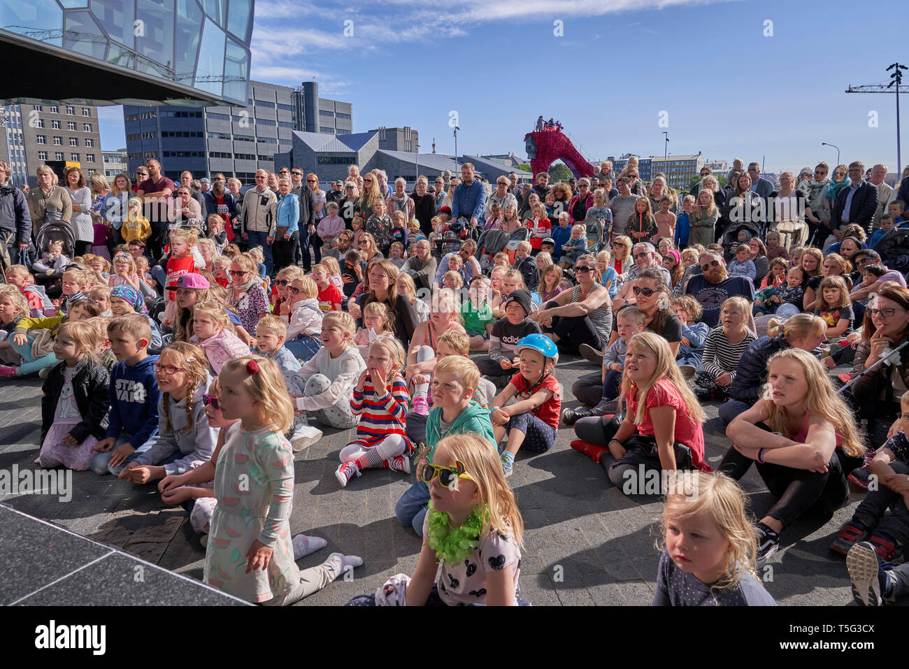 I bambini godono di prestazioni all'aperto, giornata culturale, Summer Festival, Reykjavik, Islanda Foto Stock