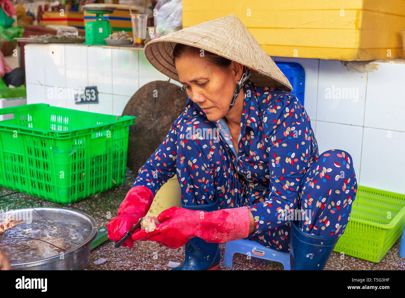 Donna vietnamita Eviscerazione e preparazione di appena catturati aragosta presso il Ben Thanh street market, Ho Chi Minh City, a Saigon, Vietnam, Asia Foto Stock