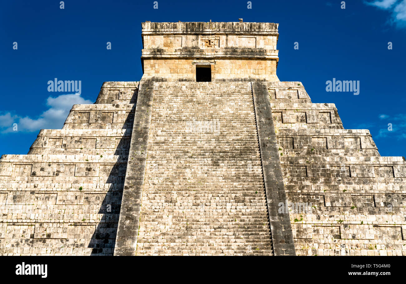 El Castillo o Kukulkan, piramide principale a Chichen Itza in Messico Foto Stock