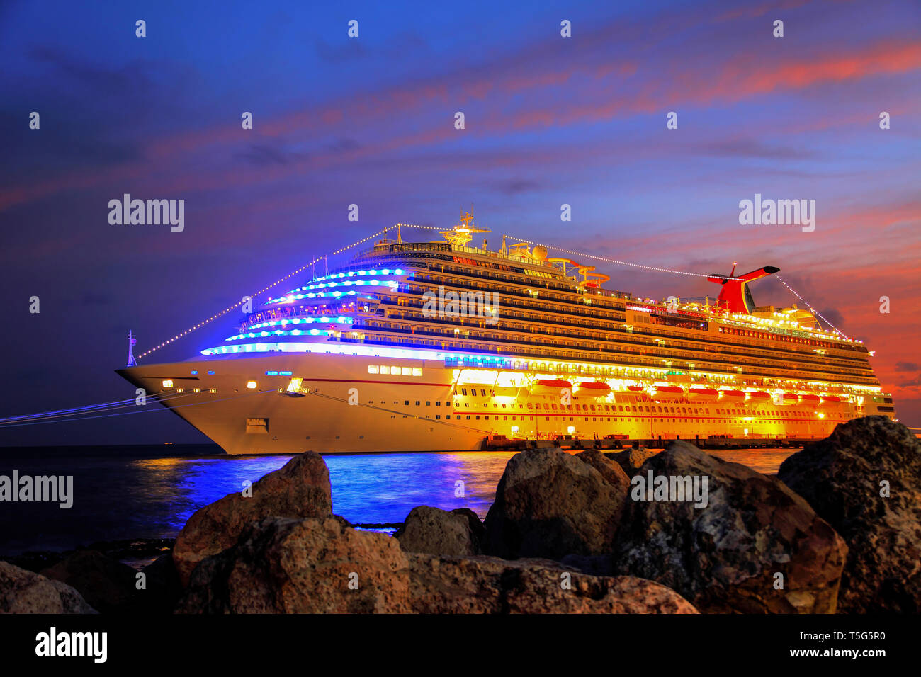 La nave di crociera che sono ancorate al largo di Curacao al tramonto Foto Stock