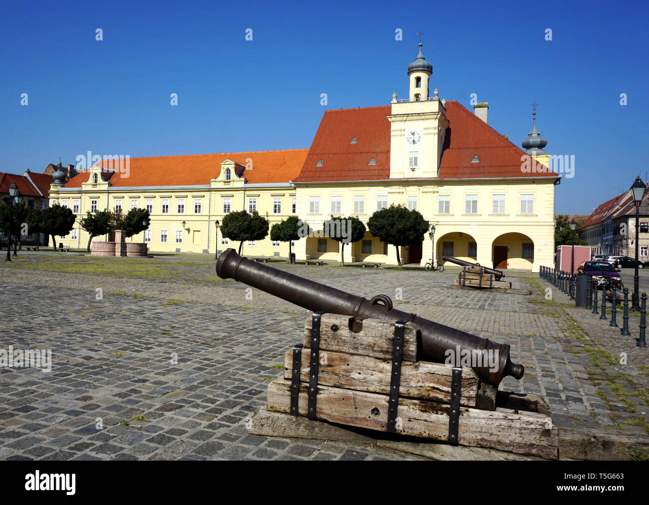 Vecchia arma di guerra militare cannone nella parte vecchia Tvrdja nella città croata di Osijek, su di una piazza della Santissima Trinità risale al tempo di conqu turco Foto Stock