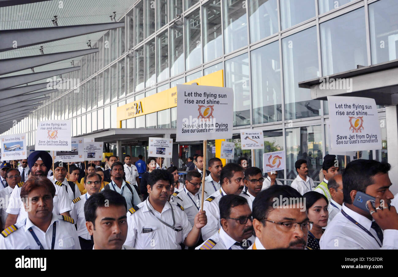 Kolkata, India. 24 apr, 2019. I dipendenti di Jet Airways tenere cartelloni durante un rally attraente per il governo dell'Unione e i finanziatori a bail out La compagnia aerea dal fallimento e salvare i posti di lavoro di migliaia di suoi dipendenti al Netaji Subhas Chandra Bose International Airport. Credito: Saikat Paolo/Pacific Press/Alamy Live News Foto Stock