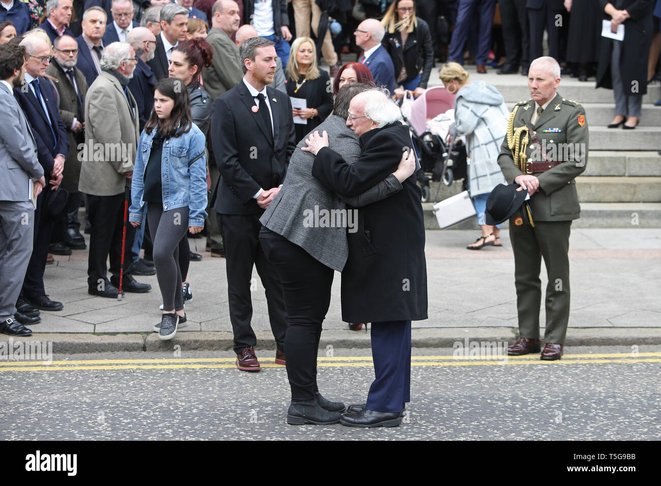 Belfast, County Antrim, Irlanda del Nord, 24 Aprile 2019 - Presidente irlandese Michael D. Higgins abbracci Sara Canning, partner di Ms Lyra McKee, dopo Ms McKee i funerali presso il St Anne's Cathedral, Donegall Street, Belfast. Ms McKee,a giornalisti, 29, è stato girato in testa il giovedì notte osservando disordini a Londonderry Creggan dell'estate. La nuova IRA ha ammesso la responsabilità per l'assassinio del giornalista Lyra McKee. Paolo McErlane/Alamy Live News Foto Stock