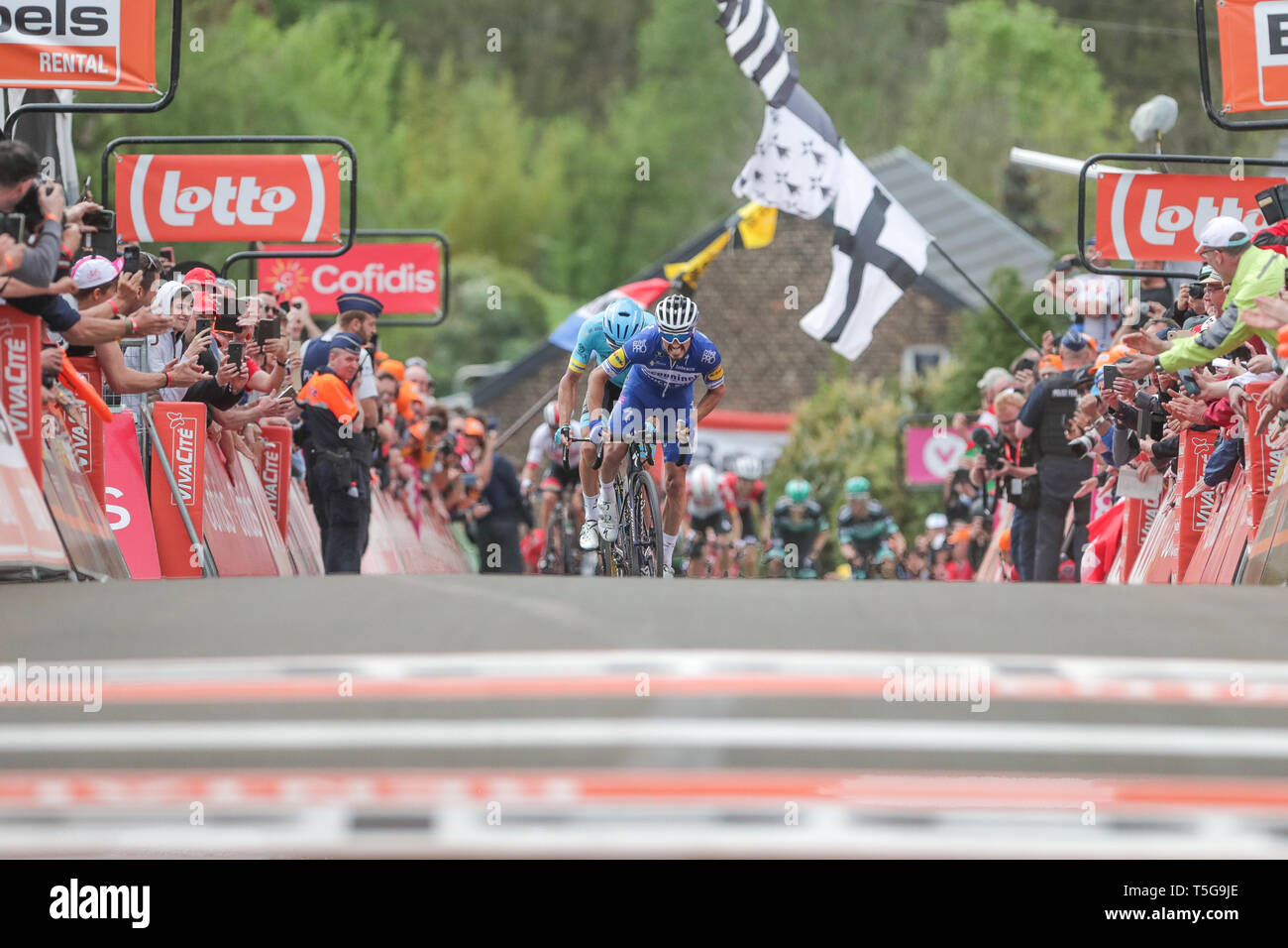 Hoei, 24-04-2019, ciclismo, Waalse Pijl, heren, uomini, Julian Alaphilippe wint de Waalse Pijl voor Jakob Fuglsang Foto Stock